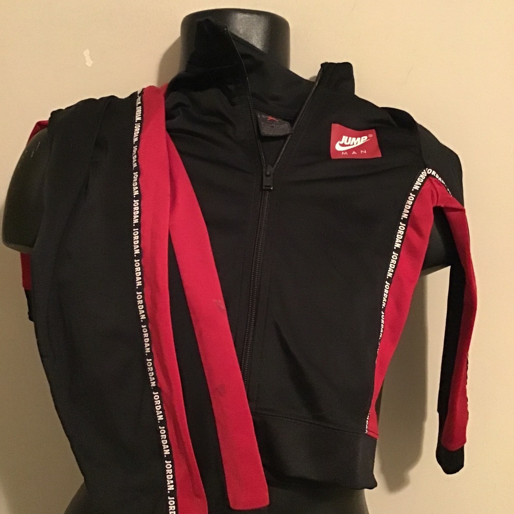 🔥#162, JORDAN, 4T, pre-owned, does have small stain on pants, see photos,